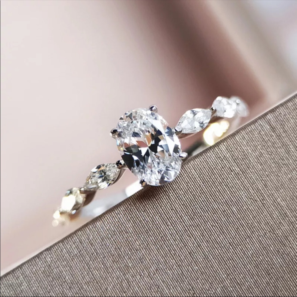 *NEW*925 Silver Lovely Oval Cut Diamond Ring - Picture 5 of 5